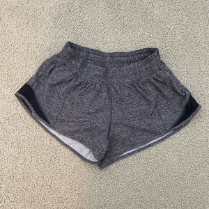 Lululemon Hotty Hot Low-Rise Lined Shorts 2.5" in Heathered Black Size 6